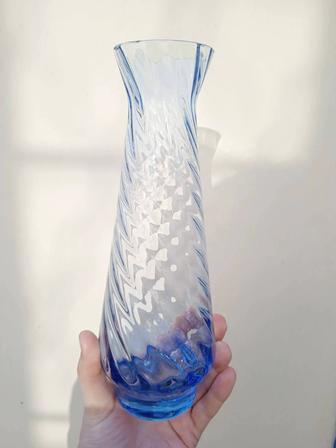 Советская ваза для цветов из цветного стекла голубая