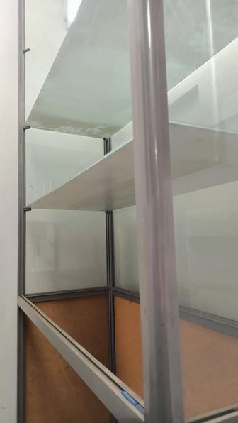 Шкаф стеллаж стеклянный с полками 200х100м Алюминиевый рамой.