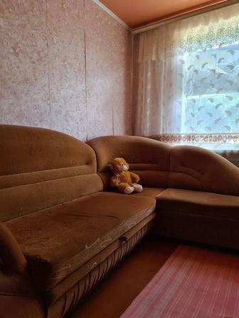 Угловой диван с жёлтой обивкой (3 метра)