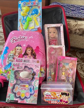 Продам Игрушки чемоданы куклы