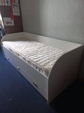 Продам кровать с матрацем