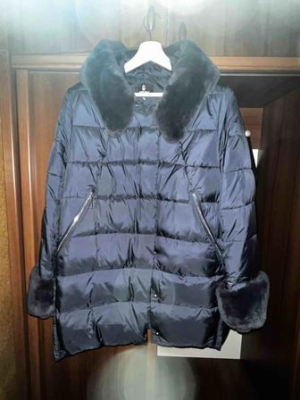 Зимняя женская куртка, состояние новой с натуральным мехом 52 размер