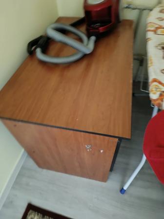 Раскладной диван и письменный столик