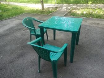 Пластиковый стол и 4 стула для летника