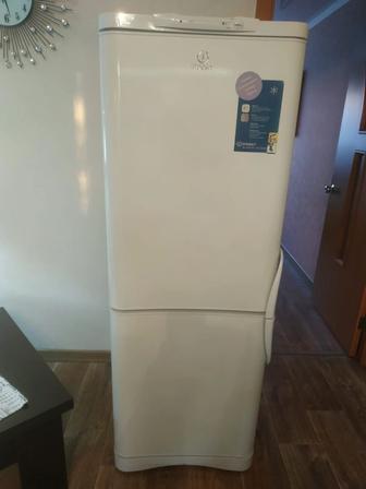 Холодильник Indesit в отличном состоянии