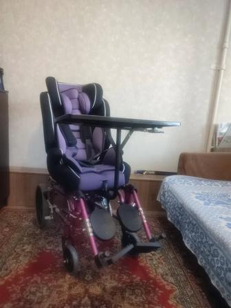 Инвалидная коляска для людей с ограниченными возможностями.