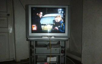 Телевизор Panasonic, диагональ 70 см, вместе с подставкой под телевизор