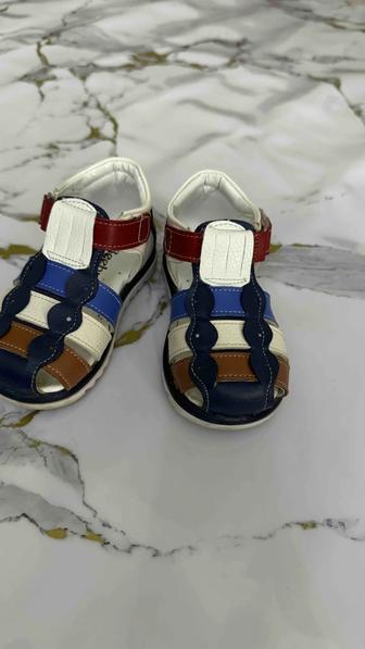 Продам сандали детские кожаные в размере 19