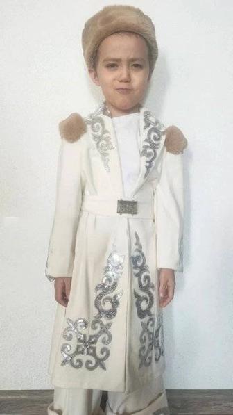 Прокат детский белый богатый национальный этно костюм на мальчика в Алматы