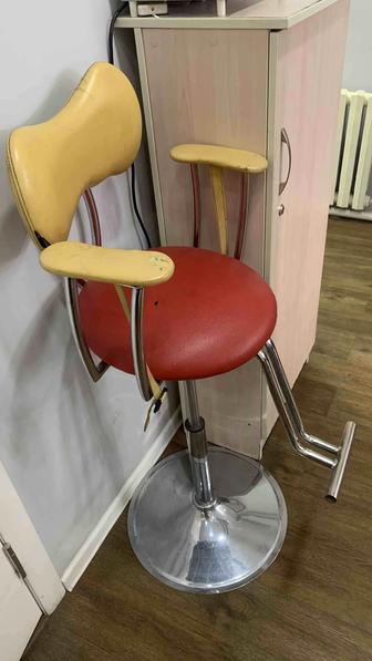 Продаю парикмахерское детское кресло.
