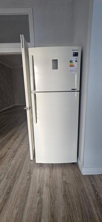 Холодильник Samsung двухкамерный бежевый/жемчужный