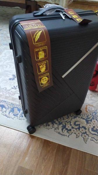Продам новый чемодан