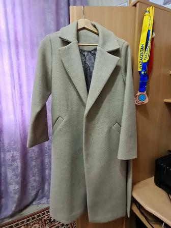 Продам женское бежевое пальто, размер 44-46