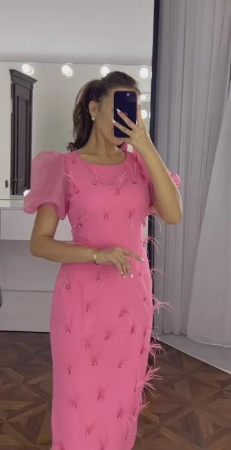 Новое ярко-розовое платье с перьями