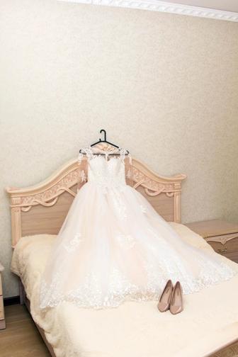 Свадебное платье , туфли , белая шуба