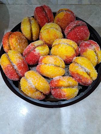 Пахлава и пирожные персики