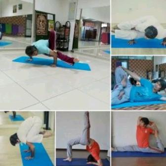 Опытный преподаватель йоги